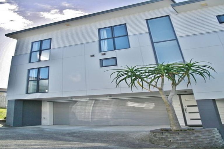 Photo of property in 16b Woodall Place, Totara Vale, Auckland, 0627