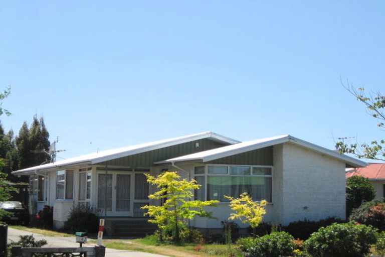 Photo of property in 43 Bickerton Street, Wainoni, Christchurch, 8061