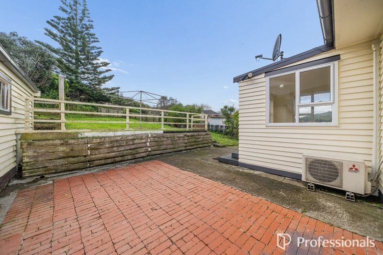 Photo of property in 1 Wakefield Terrace, Tawa, Wellington, 5028