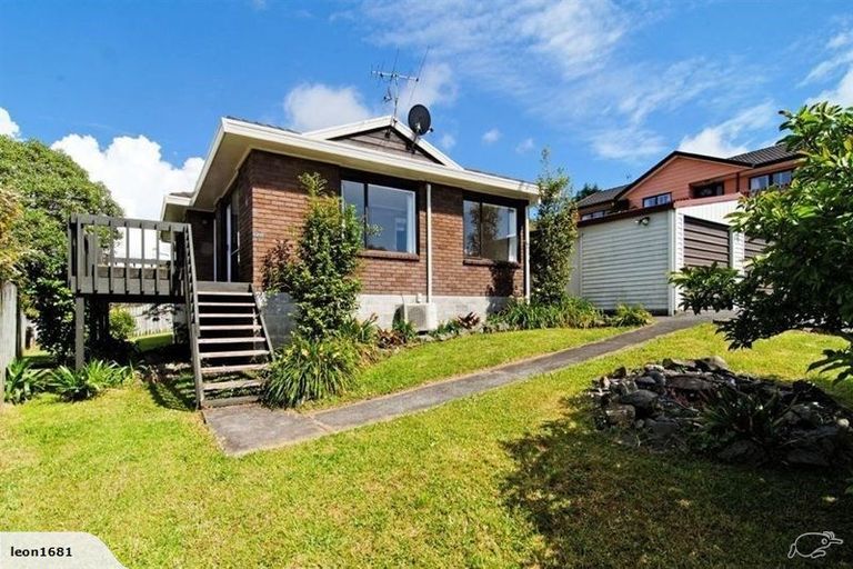 Photo of property in 4 Garcia Place, West Harbour, Auckland, 0618