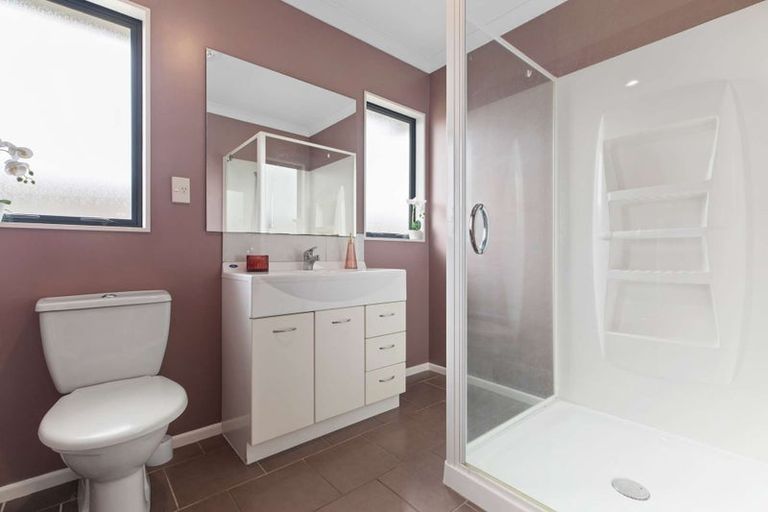 Photo of property in 5 Hocken Place, Mangere Bridge, Auckland, 2022