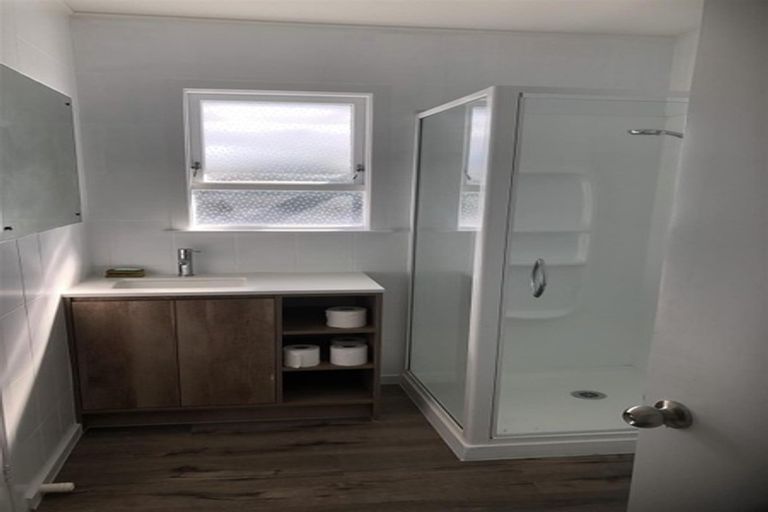 Photo of property in 5 Thomas Rea Place, Te Atatu South, Auckland, 0610