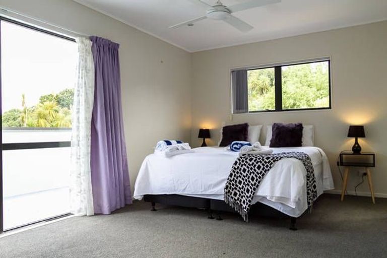 Photo of property in 24a Korotaha Terrace, Rothesay Bay, Auckland, 0630