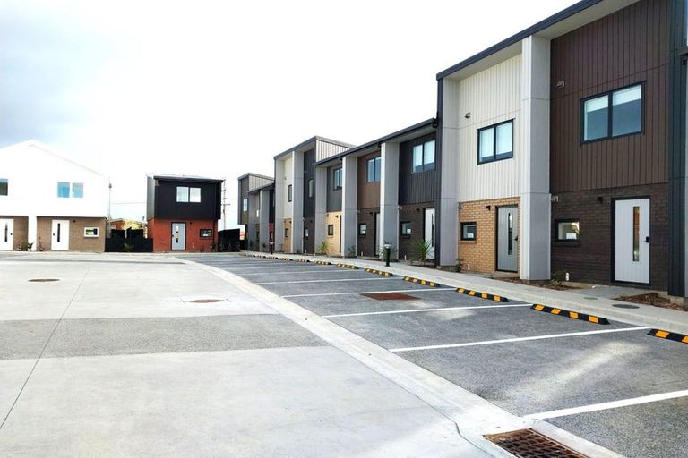 Photo of property in 10/476 West Coast Road, Glen Eden, Auckland, 0602