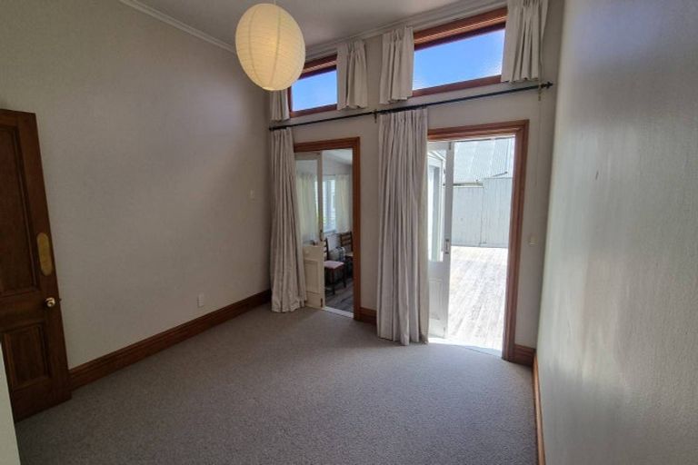Photo of property in 94 Kelburn Parade, Kelburn, Wellington, 6012