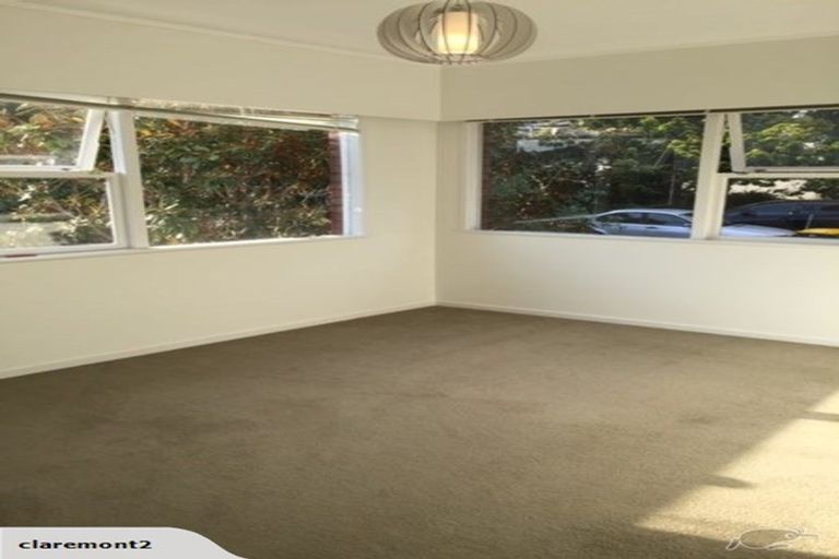 Photo of property in 24 Holdaway Avenue, Northcote, Auckland, 0627