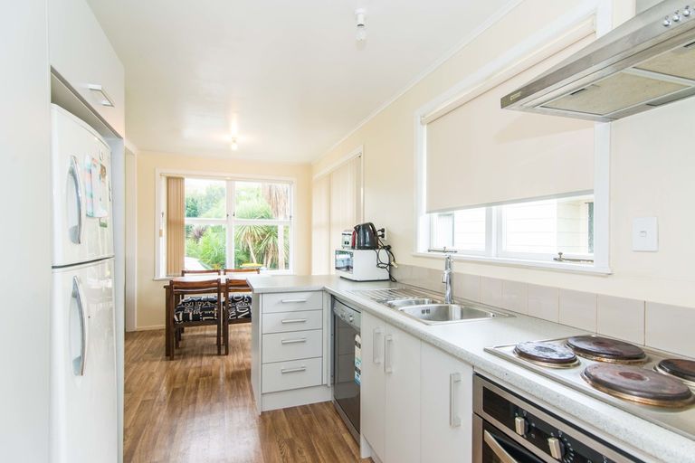 Photo of property in 37 Tarata Crescent, Mangere Bridge, Auckland, 2022