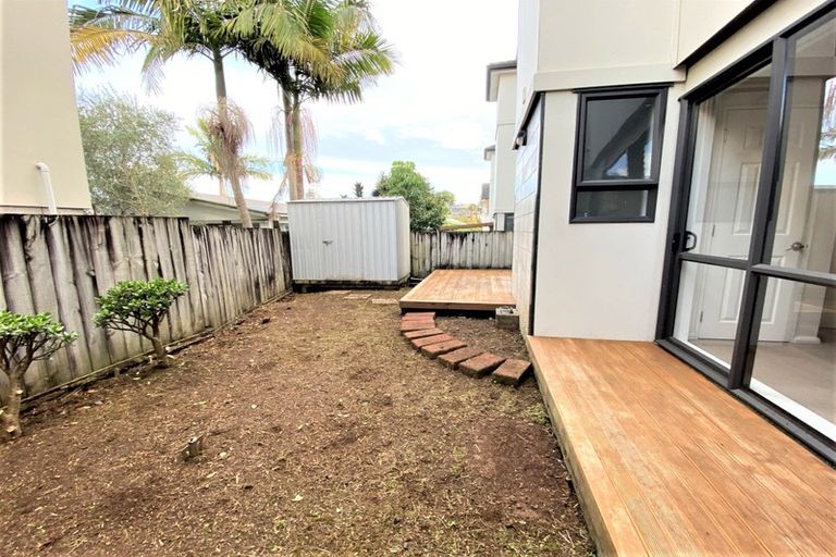 Photo of property in 4 Luxor Place, Massey, Auckland, 0614