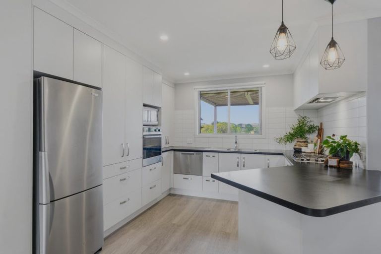 Photo of property in Waterview Estate, 28/4 Greystone Place, Omokoroa, 3114