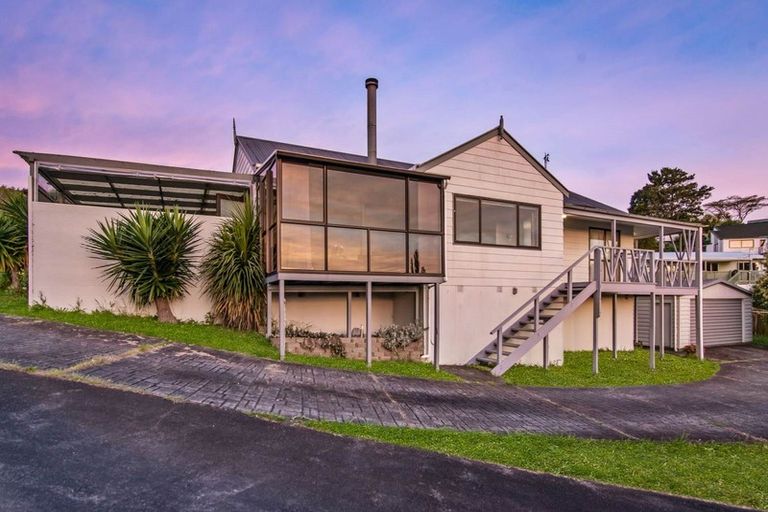 Photo of property in 8 Gillan Place, Bayview, Auckland, 0629
