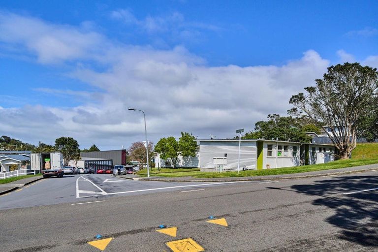 Photo of property in Batchelor Street Flats, 2-16 Batchelor Street, Newlands, Wellington, 6037