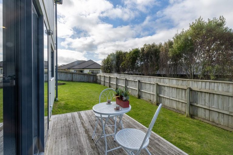 Photo of property in 5 Kaweka Close, Aotea, Porirua, 5024