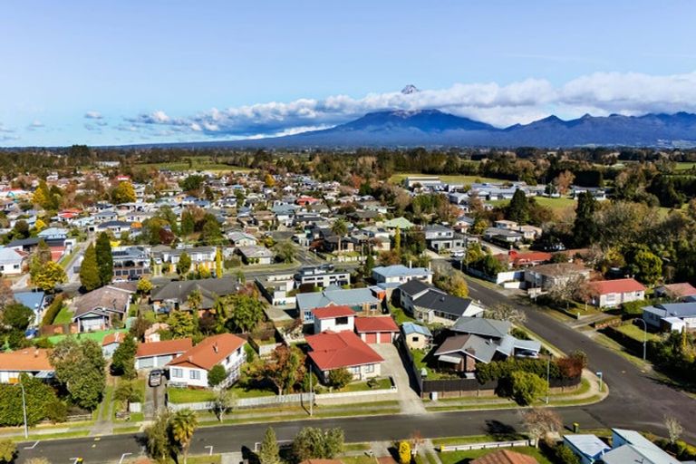 Photo of property in 37 Kowhai Street, Inglewood, 4330