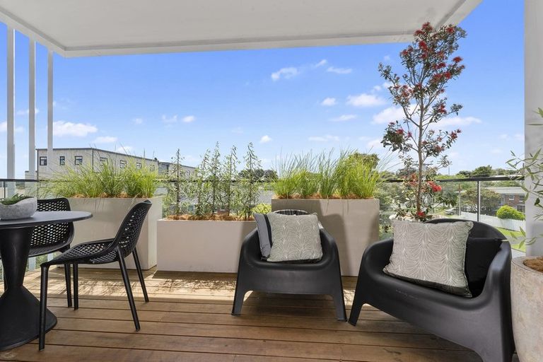 Photo of property in 201/8a Lake Pupuke Drive, Takapuna, Auckland, 0622