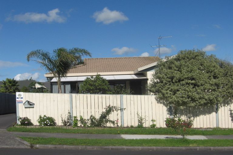Photo of property in 8 De Quincey Terrace, Highland Park, Auckland, 2010