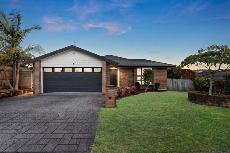 Photo of property in 5 Sunvista Avenue, Oteha, Auckland, 0632