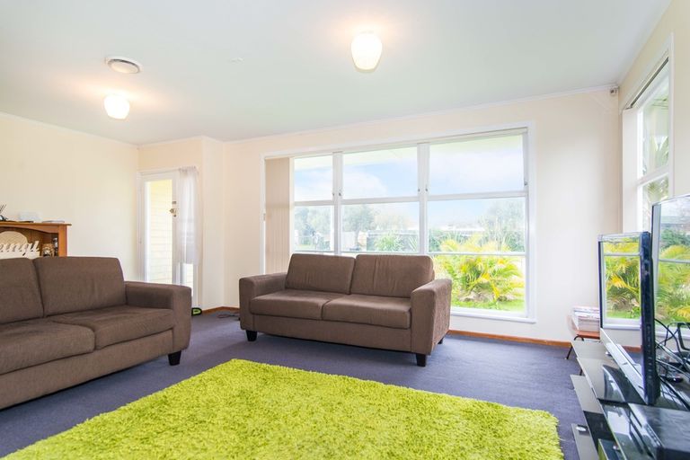 Photo of property in 37 Tarata Crescent, Mangere Bridge, Auckland, 2022