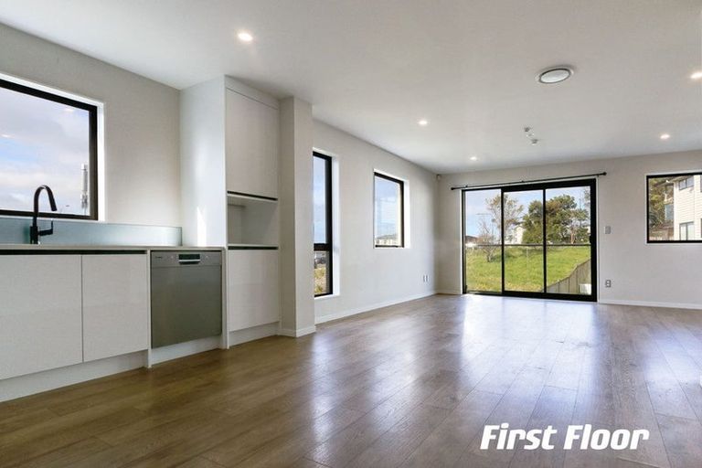 Photo of property in 1 Peony Mews, Oteha, Auckland, 0632