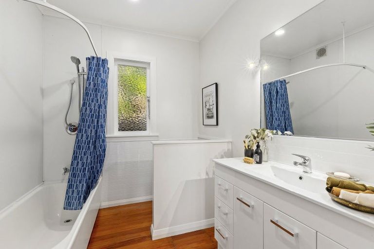 Photo of property in 86 Nicholson Road, Khandallah, Wellington, 6035