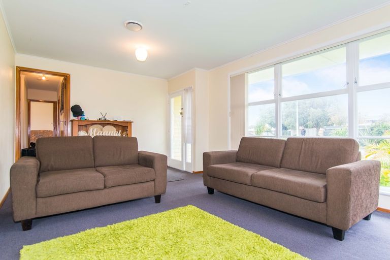 Photo of property in 37 Tarata Crescent, Mangere Bridge, Auckland, 2022