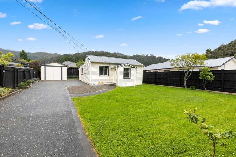 Photo of property in 21a Korau Grove, Stokes Valley, Lower Hutt, 5019