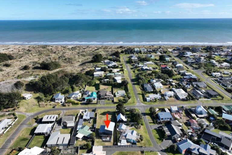 Photo of property in 13 Signal Street, Foxton Beach, Foxton, 4815