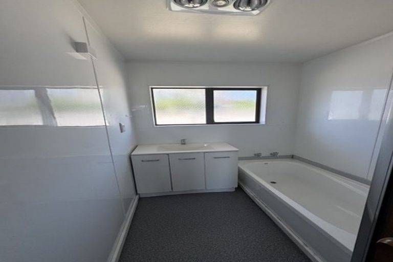 Photo of property in 2 Darlington Place, Glendene, Auckland, 0602