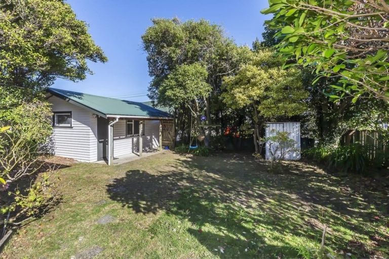 Photo of property in 1d Kereru Bend, Tawa, Wellington, 5028