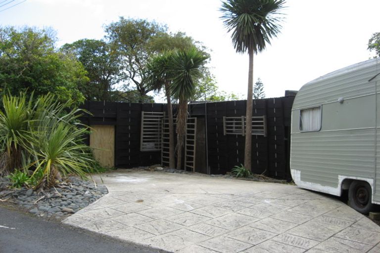 Photo of property in 3 Rayner Road, Piha, New Lynn, 0772
