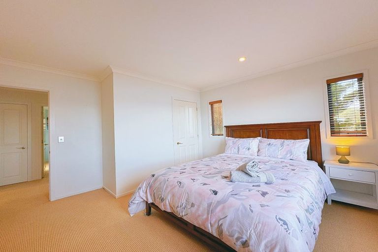Photo of property in 40 Dress Circle, Newlands, Wellington, 6037