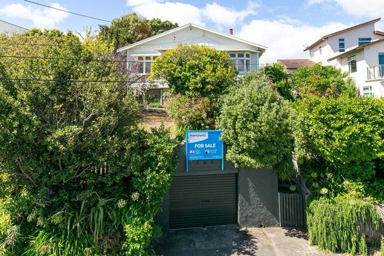 Photo of property in 102 Nevay Road, Karaka Bays, Wellington, 6022