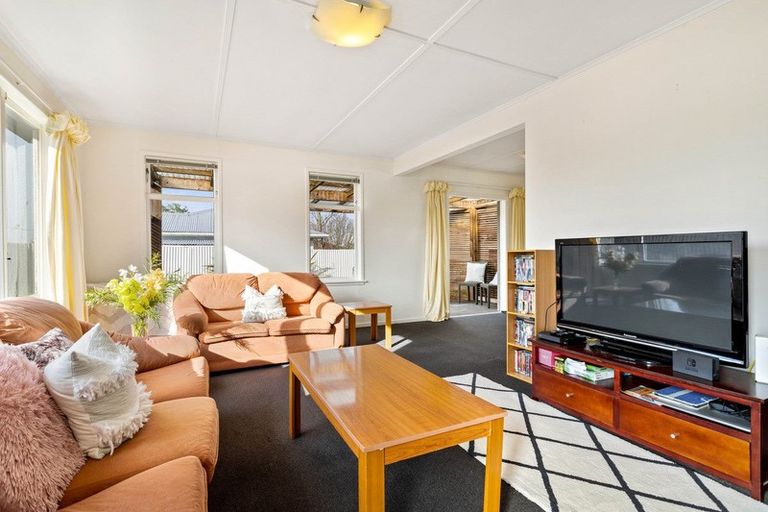 Photo of property in 2/99 Hobsonville Road, West Harbour, Auckland, 0618