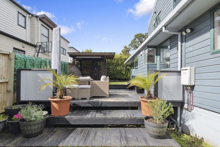 Photo of property in 906a East Coast Road, Northcross, Auckland, 0630