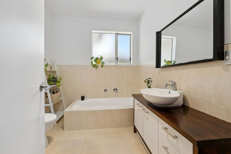 Photo of property in 74 Baverstock Road, Flat Bush, Auckland, 2016