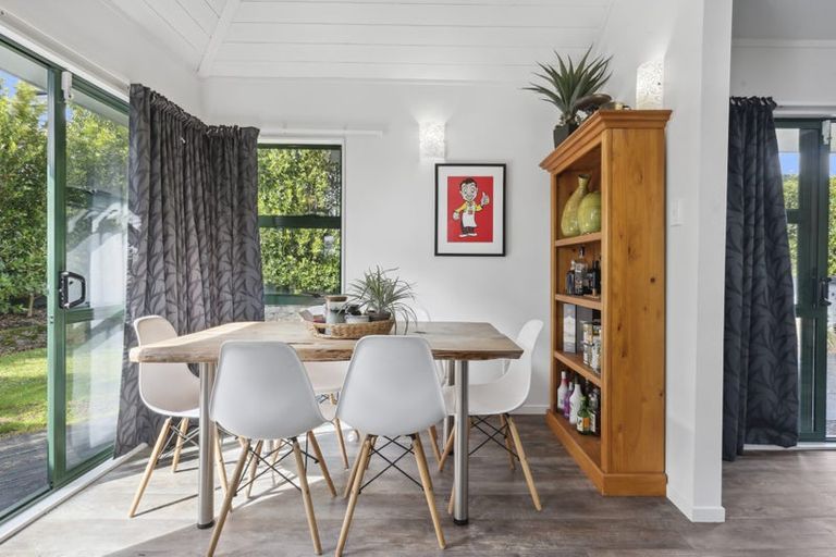 Photo of property in 906a East Coast Road, Northcross, Auckland, 0630