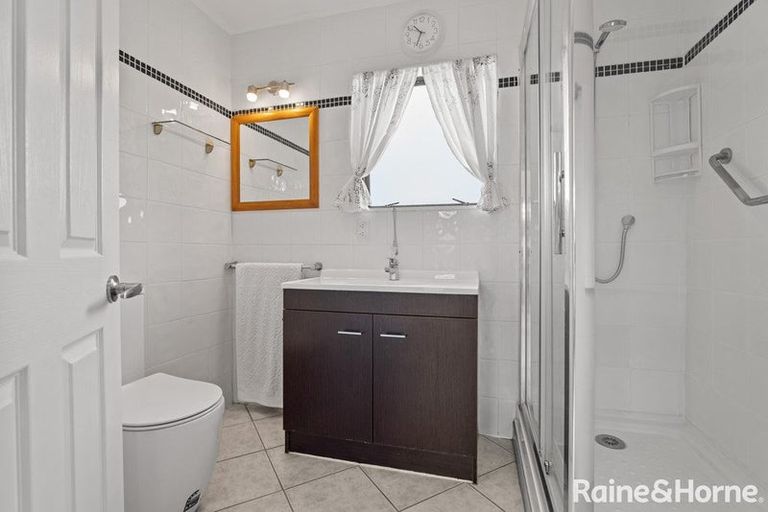 Photo of property in 2/35 Topliss Drive, Northcross, Auckland, 0632