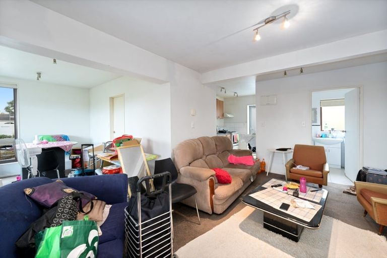 Photo of property in 1 Cron Avenue, Te Atatu South, Auckland, 0610