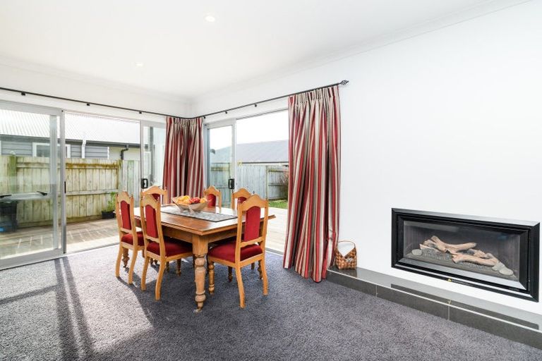 Photo of property in 4 Saint Heliers Grove, Fitzherbert, Palmerston North, 4410