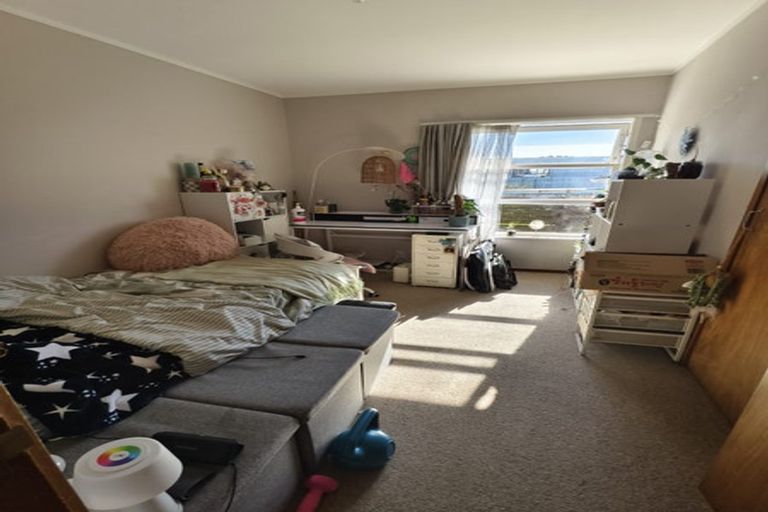 Photo of property in 1/15 Woodall Place, Totara Vale, Auckland, 0627