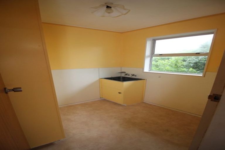 Photo of property in 13a Lyndfield Lane, Newlands, Wellington, 6037