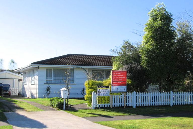 Photo of property in 8 Dover Road, St Andrews, Hamilton, 3200