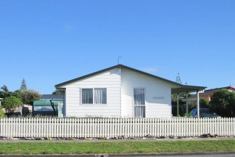 Photo of property in 10 Reeves Street, Waikanae Beach, Waikanae, 5036
