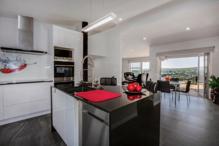 Photo of property in 2 Madeira Close, Whitby, Porirua, 5024