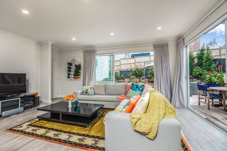 Photo of property in 15 Tawa Place, Orewa, 0931