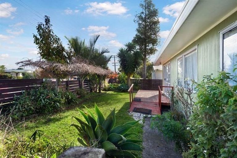 Photo of property in 1/47 Flanshaw Road, Te Atatu South, Auckland, 0610