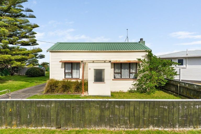 Photo of property in 21 Hood Street, Castlecliff, Whanganui, 4501