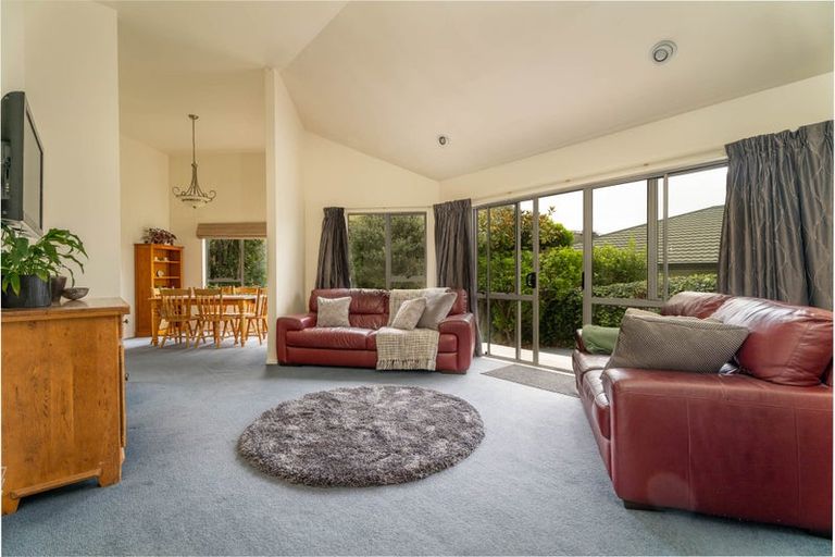 Photo of property in 2 Myers Grove, Churton Park, Wellington, 6037