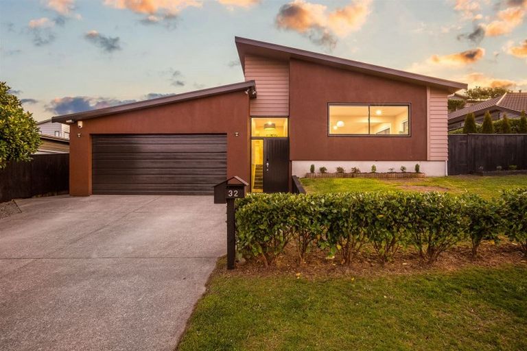 Photo of property in 32 Tongariro Drive, Aotea, Porirua, 5024