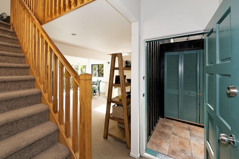 Photo of property in 5 Woontons Lane, Titirangi, Auckland, 0604