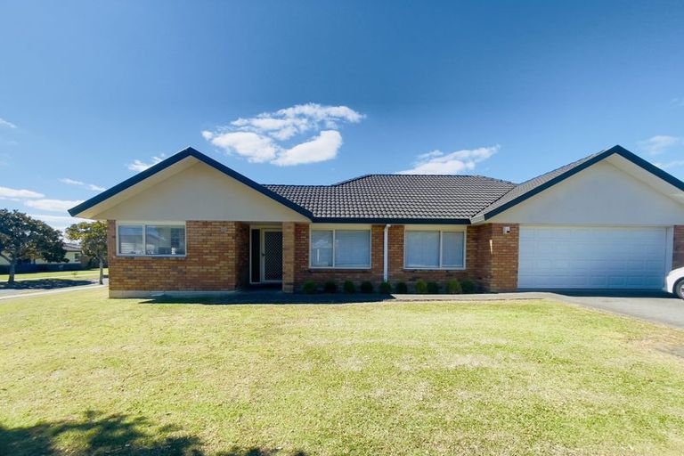 Photo of property in 1 Mellefont Close, East Tamaki Heights, Auckland, 2016